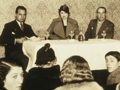 Conferencia de Blanco Amor no Centro Galego de Barcelona o 30 de decembro de 1933. Mar&iacute;a Luz Morales preside a mesa.