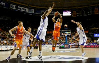 Cook lanza a canasta.