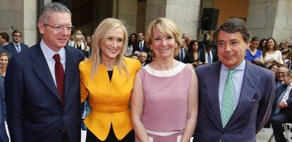 Alberto Ruiz Gallardón, Cristina Cifuentes, Esperanza Aguirre e Ignacio  González en la jura de Cifuentes como presidenta de la Comunidad de Madrid, en 2015.