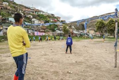 Unos 90 niños y niñas forman el equipo que Roberto entrena cada domingo. Juegan en una vieja escombrera, no tienen recursos para un campo de fútbol de verdad.