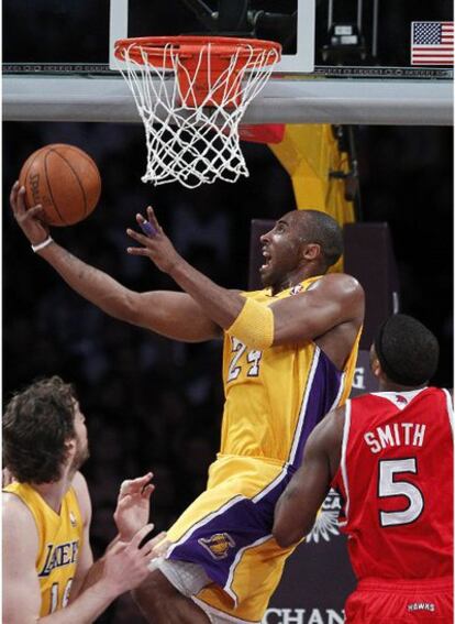 El jugador angelino entra a canasta en el juego entre Los Angeles Lakers y Atlanta Hawks en el Staples Center de Los Ángeles.