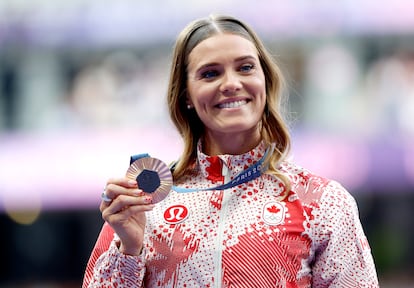 Alysha Newman, con la medalla de bronce de salto con pértiga, el pasado jueves en París.