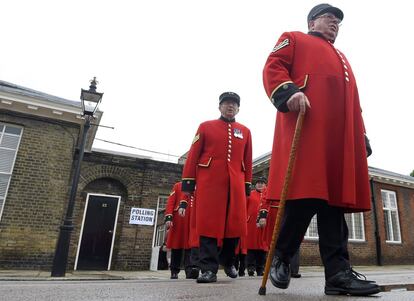 Jubilados de la armada británica, residentes del Royal Hospital de Chelsea, salen después de votar en un colegio electoral en Londres para ejercer su voto en el referendum sobre el "Brexit".
