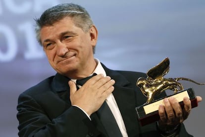 El director Aleksander Sokurov agradece, con el León de Oro en la mano, el premio al jurado de Venecia, que presidía Darren Aronofsky.