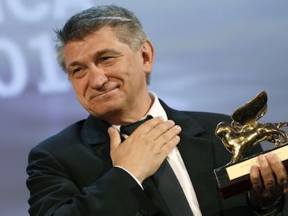 El director Aleksander Sokurov agradece, con el León de Oro en la mano, el premio al jurado de Venecia, que presidía Darren Aronofsky.