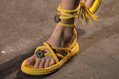 Sandalias de cuerda. Etro (en la imagen) o Dior son las responsables de poner de moda las sandalias planas de inspiración artesanal. Ya en el verano de 2017 fueron tendencia, y ahora prometen conquistar las calles de la mano de las múltiples versiones asequibles que invaden las tiendas.