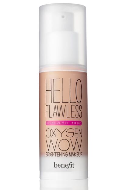 La nueva base de maquillaje de Benefit se llama Hello Flawless Oxygen Wow, que podríamos (casi) traducir como "hola, impecable, oxígeno guau". Todas estas onomatopeyas quieren decir que se trata de una base que contiene un complejo de oxígeno que hidrata y tiene efecto lifting sobre la piel, dejándola luminosa y adaptándose a cada tono a la perfección. Además, tiene un SPF 25 para proteger de los rayos solares. Disfurta de uno de sus 9 tonos por 34 euros.