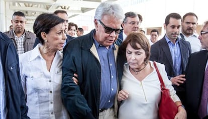 El expresidente Gonz&aacute;lez junto a la esposa de Ledezma, en Caracas. 