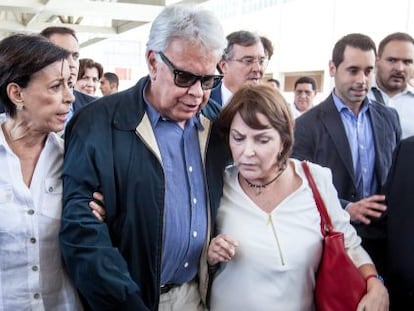 O ex-presidente González junto à esposa de Ledezma, em Caracas.