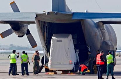 Llegada al aeropuerto de Barcelona del 'papamóvil' en un avion militar español.