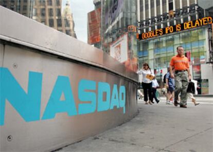 El marcador electrónico de la derecha muestra las noticias sobre Google en las calles de Nueva York.