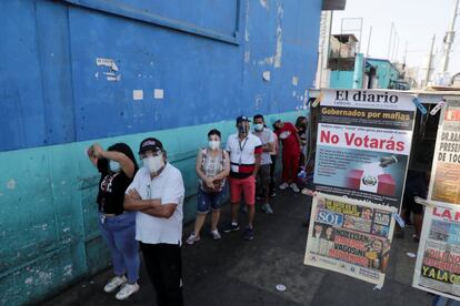 Un grupo de personas hacen fila para votar durante las elecciones presidenciales y parlamentarias, en un colegio electoral en Lima, Perú, el día de hoy.