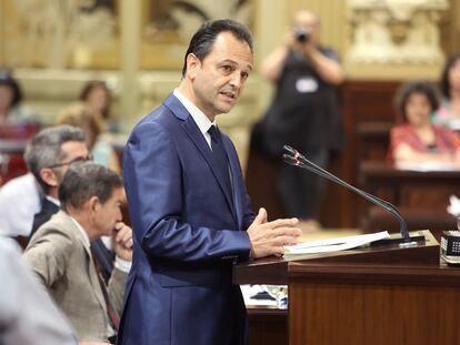 El diputado parlamentario de Sa Unió, Llorenç Córdoba, interviene durante una segunda sesión de investidura de Marga Prohens como presidenta de las Islas Baleares, el  4 de julio de 2023, en Palma de Mallorca.