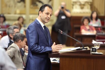 El diputado parlamentario de Sa Unió, Llorenç Córdoba, interviene durante una segunda sesión de investidura de Marga Prohens como presidenta de las Islas Baleares, el  4 de julio de 2023, en Palma de Mallorca.