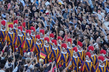 Guardias suizos se despliegan en San Pedro del Vaticano tras la fumata blanca.