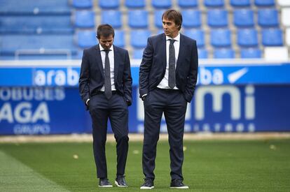 Julen Lopetegui habla con Albert Celades, antes del encuentro.