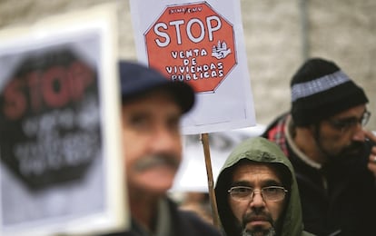 Concentración de afectados por la venta de viviendas sociales ante el IVIMA en diciembre de 2013.