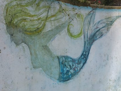 Pintura mural de una sirena, por M. Poch.