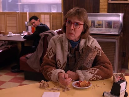 Catherine E. Coulson (la mujer del leño) y la tarta de cerezas de 'Twin Peaks'.
