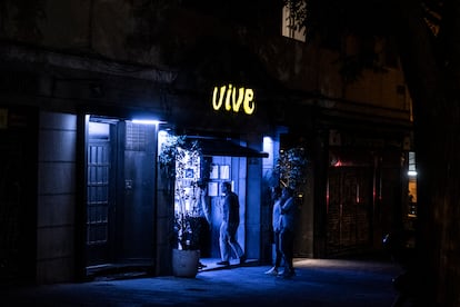 Un grupo de hombres entra al club nocturno Vive Madrid, uno de los más importantes de la capital, en el distrito de Tetuán.



