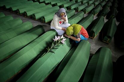 Unas mujeres bosnias lloran sobre uno de los ataúdes con los restos de las 175 víctimas identificadas recientemente de la masacre de Sbrenica, en el Potocari Memorial Center. En este lugar habrá una ceremonia de conmemoración el 11 de julio cuando se cumple el 19 aniversario de la masacre.