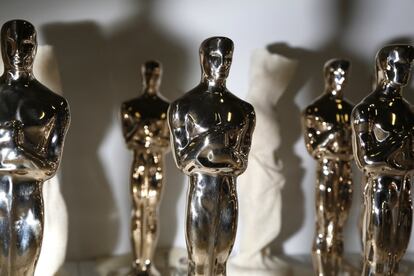 Varias estatuillas de las 24 que se entregarán en cada categoría de los Oscar esperan a ser inspeccionadas antes de ser terminadas en la fundición Polich Tallix Fine Art en Rock Tavern, Nueva York.
