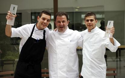 Mart&iacute;n Berasategui, presidente del jurado del primer premio Promesas de la Alta Cocina, abraza al ganador, Crist&oacute;bal Mu&ntilde;oz (izquierda) y al finalista