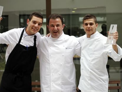 Mart&iacute;n Berasategui, presidente del jurado del primer premio Promesas de la Alta Cocina, abraza al ganador, Crist&oacute;bal Mu&ntilde;oz (izquierda) y al finalista