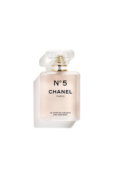Vaporizar una nube de perfume Nº5 de Chanel sobre el cabello por la mañana mejora el día. Está demostrado.