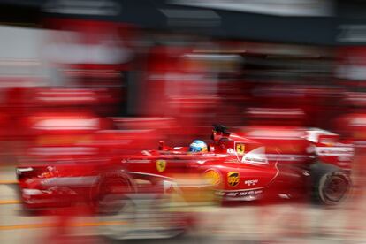 El piloto español de Ferrari, Fernando Alonso, hace una parada en boxes durante el Gran Premio de Gran Bretaña de Fórmula 1 celebrado en el circuito de Silverstone, en Northampton.