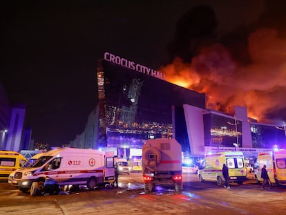 El Crocus City Hall, en llamas tras el ataque, el viernes.