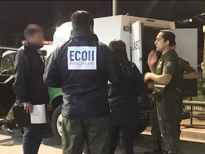 Policías resguardan el lugar donde ocurrió la balacera eL 24 de diciembre, que dejó a un niño de tres años herido en el municipio de San Bernardo, en la zona sur de Santiago.