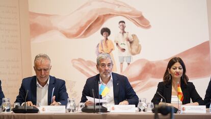 El presidente de Canarias, Fernando Clavijo (centro), y los ministros de Infancia y Política Territorial, Sira Rego (derecha) y Ángel Víctor Torres (izquierda), al inicio de la Conferencia Sectorial de Infancia y Adolescencia, en Santa Cruz de Tenerife el día 10. 