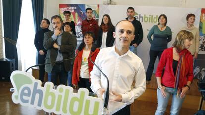 El europarlamentario Josu Juaristi, en primer término, en un acto de EH Bildu.