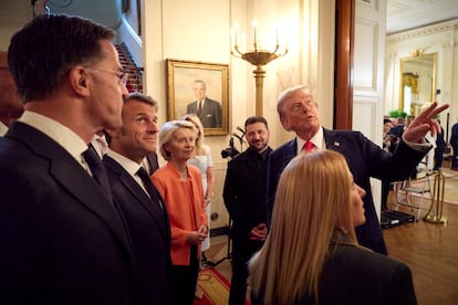 Donald Trump guía por la Casa Blanca a los líderes europeos que se reunieron con él el pasado 18 de agosto, en una imagen difundida por la presidencia ucrania. 