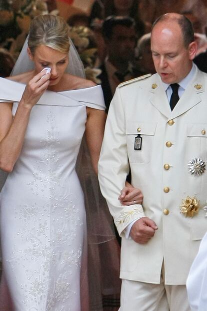Solo las lágrimas de Charlene Wittsstock en su boda con Alberto de Mónaco pudieron empañar su vestido de Armani. 