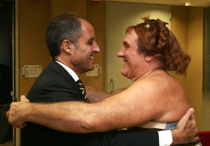 El presidente de la Generalitat Valenciana, Francisco Camps, abraza al actor Gerard Depardieu en los estudios de la Ciudad de la Luz en 2006. 