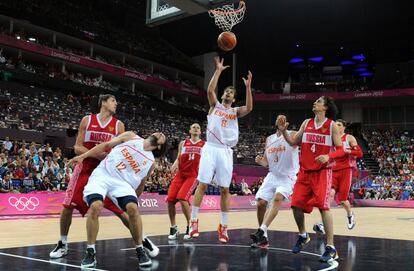 Jose Calderon salta a por la pelota.