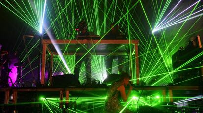 Actuación del grupo noruego Röyksopp y la cantante sueca Robyn, en el Sónar, en la noche del viernes.