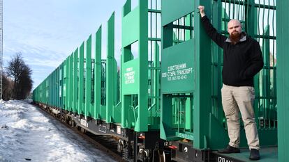Vagones de carga de madera vacíos en Imatra a 3 kilómetros de la frontera rusa.