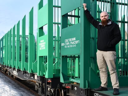 Eemil Tanskanen, taxista, en unos vagones de carga de madera vacíos en Imatra, en la frontera entre Finlandia y Rusia, el domingo.