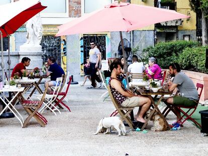 “Empezamos hace dos años cuando en Madrid había pocos sitios donde hubiese repostería casera para desayunar o merendar”, recuerda Iván Arpón. El gestor del Mür cuenta con orgullo que muchos clientes acuden solo por su ya famosa tarta de zanahoria. Otro de sus fuertes es el 'brunch', que ofrecen de viernes a domingo, y que incluye auténticos 'scones' ingleses. Tiene terraza y una segunda planta con ventanales a la plaza. Además, agasajan a los perros con chuches.<p>www.murcafe.es