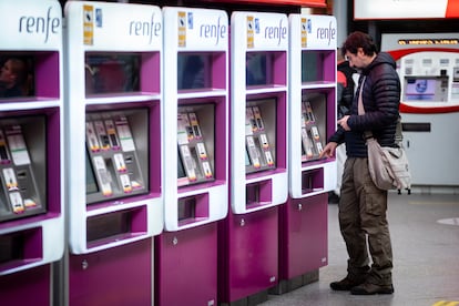 Un viajero en las máquinas auto-venta de Renfe, en la estación Puerta de Atocha de Madrid.