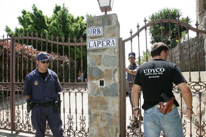 19 de julio de 2006.<br>Agentes de la UDYCO (Unidad de Drogas y Crimen Organizado) del Cuerpo Nacional de Policía, durante un registro efectuado en la casa del ex alcalde de Marbella, Julián Muñoz, en la urbanización La Pera.