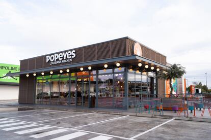 Popeyes también trabaja con proveedores de origen nacional en la construcción de los restaurantes o los diferentes espacios de sus establecimientos, como las terrazas o las zonas infantiles.