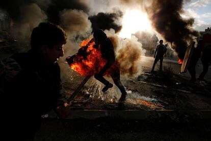 Un manifestante palestino huye ardiendo durante los enfrentamientos con tropas israelí, en Beit El.