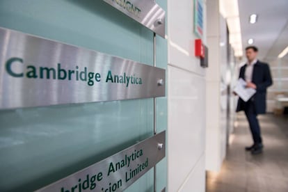 El rótulo de Cambridge Analytica en sus oficinas de Londres.