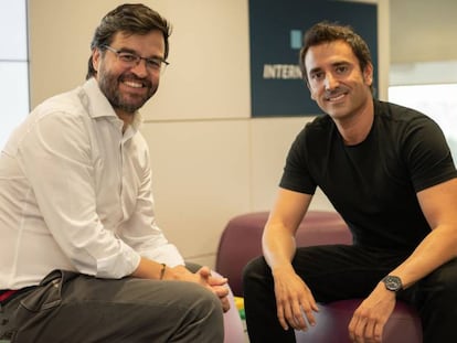 Gonzalo Martín-Villa, CEO de IOT y Big Data de Telefónica Tech, y Xabi Uribe-Etxebarria, fundador y CEO de Sherpa.ai.