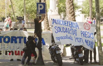 Los activistas protestan cada día contra los “torturadores”.
