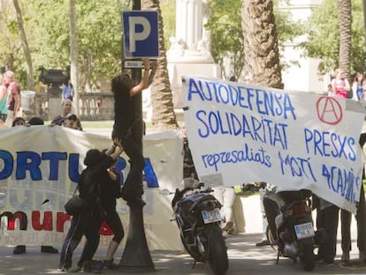 Los activistas protestan cada d&iacute;a contra los &ldquo;torturadores&rdquo;.